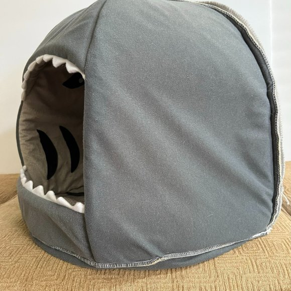 Cat or Dog Shark Bed - Grey - Picture 9 of 16